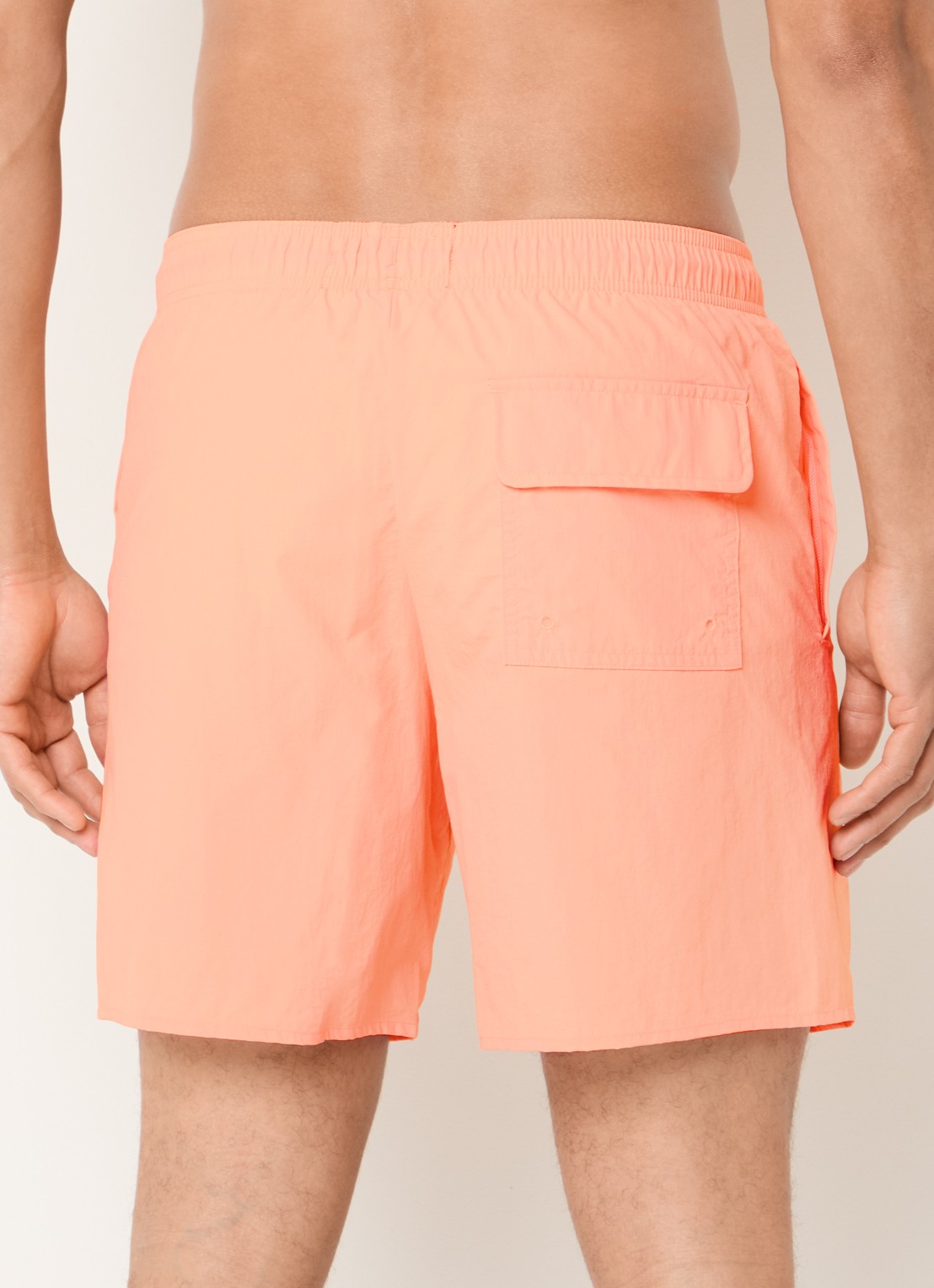 Lyle & Scott Zwemshorts met steekzakken en logo - achterkant zalmroze
