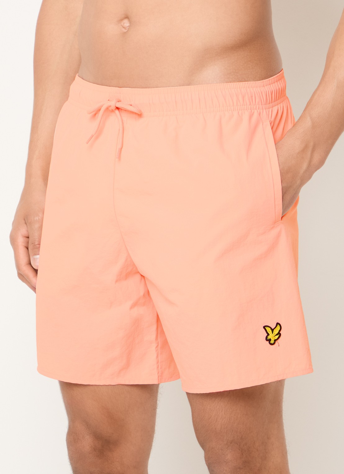 Lyle & Scott Zwemshorts met steekzakken en logo - detail 4 zalmroze