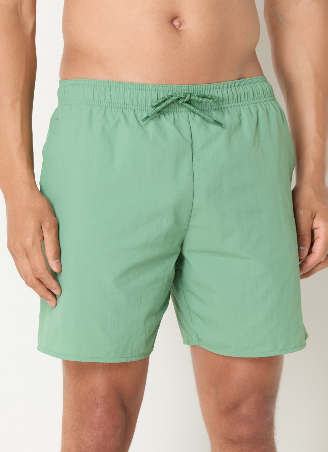 Lyle & Scott Zwemshorts met steekzakken en logo - detail lindegroen