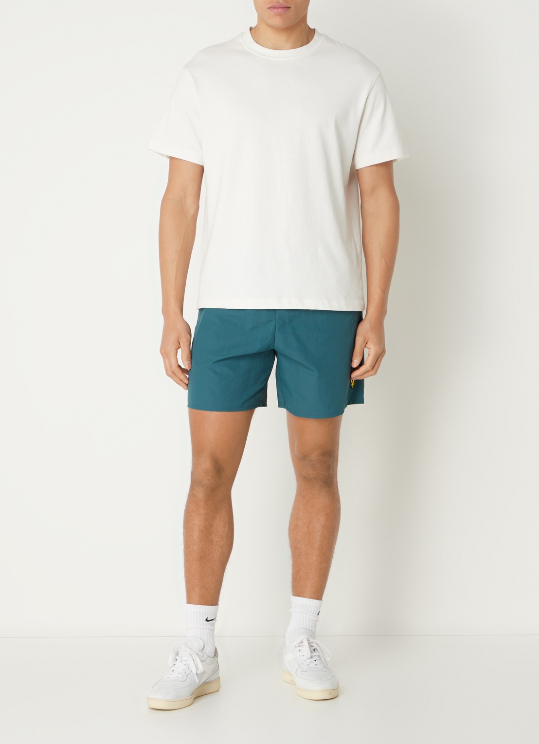 Lyle & Scott Zwemshorts met steekzakken en logo - voorkant 3 zeegroen