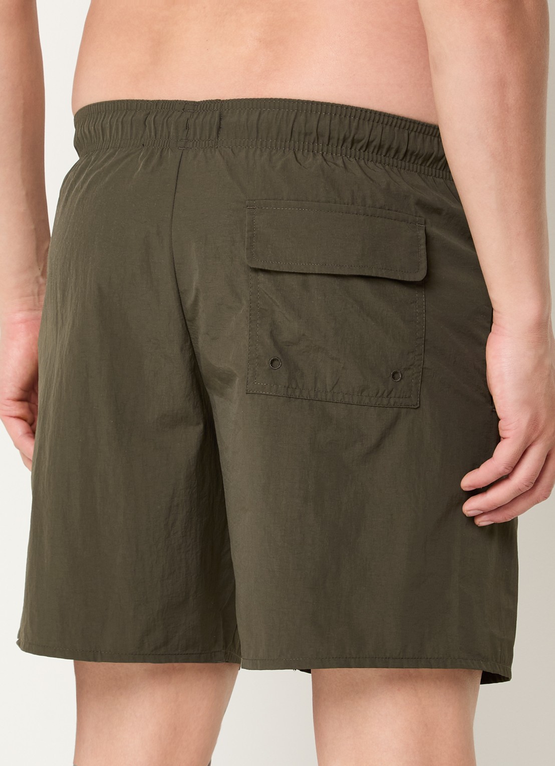 Lyle & Scott Zwemshorts met steekzakken en logo - achterkant olijfgroen