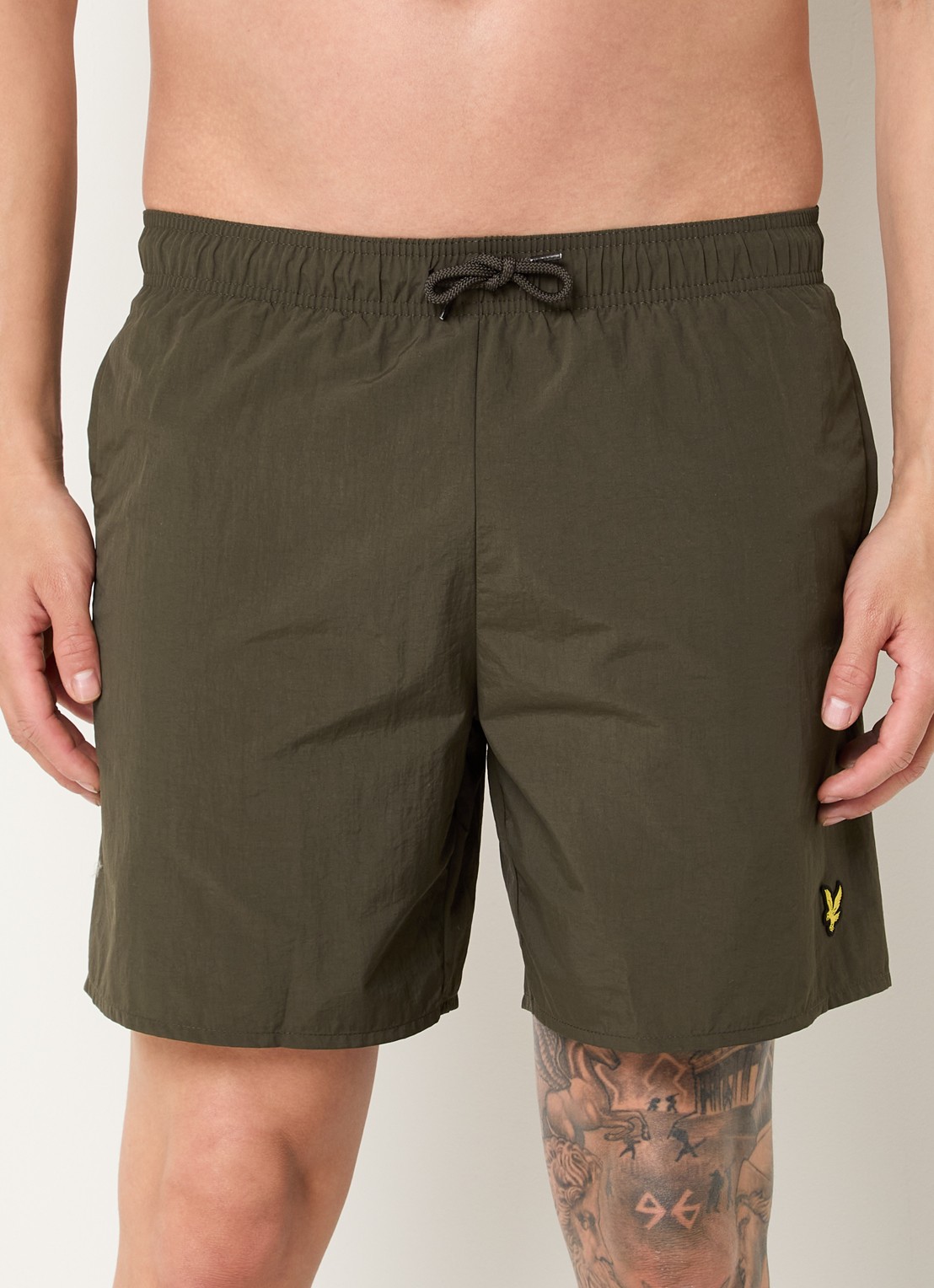 Lyle & Scott Zwemshorts met steekzakken en logo - detail 2 olijfgroen
