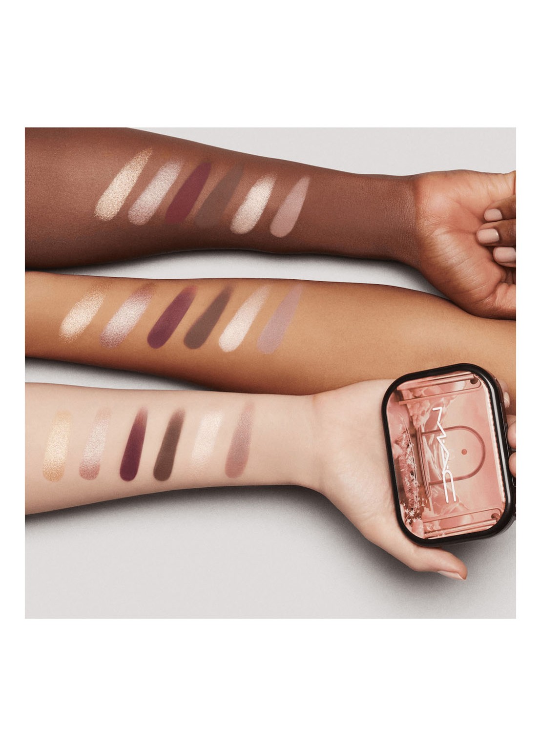 M·A·C  Connect In Colour Eye Shadow Palette X6 - oogschaduw palette - detail 2 embedded in burgundy