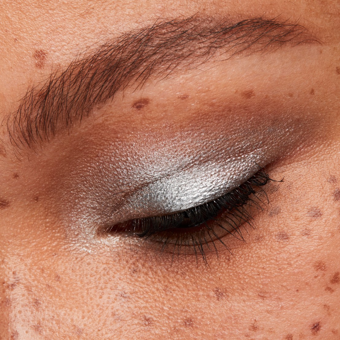 M·A·C Dazzleshadow Liquid - vloeibare oogschaduw - detail 4 stars in my eyes