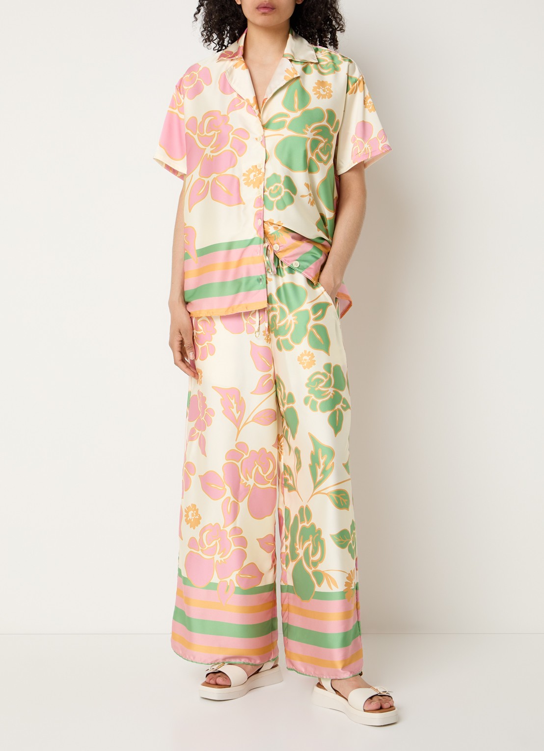 MAAJI Blouse van satijn met bloemenprint - voorkant 2 creme