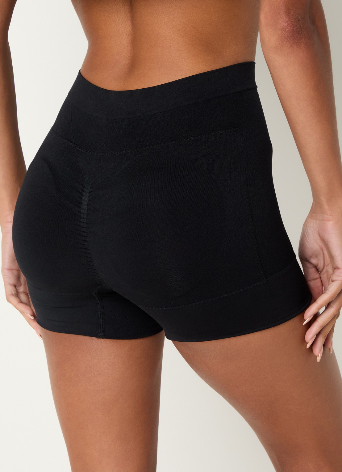 MAGIC Bodyfashion Booty Booster corrigerende short met uitneembare vulling - achterkant zwart
