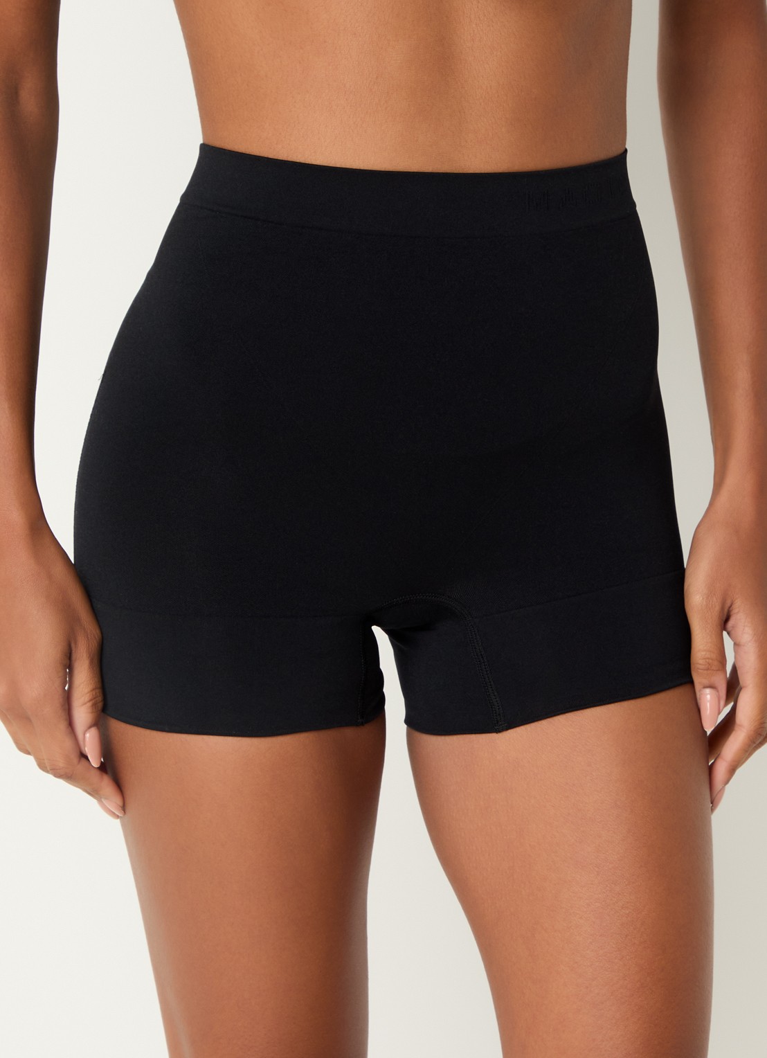 MAGIC Bodyfashion Booty Booster corrigerende short met uitneembare vulling - detail 2 zwart