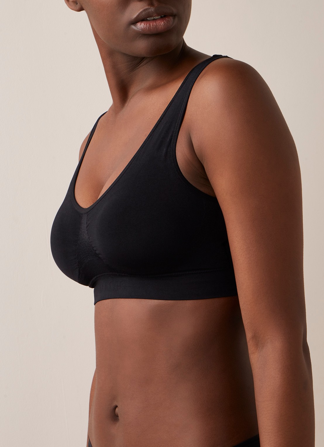 MAGIC Bodyfashion Comfort Bra naadloze voorgevormde bralette - detail 2 zwart