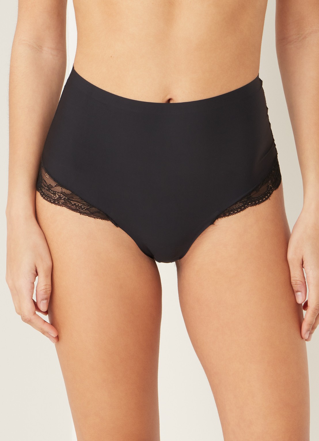 MAGIC Bodyfashion Dream high waisted naadloze string met kant - detail zwart