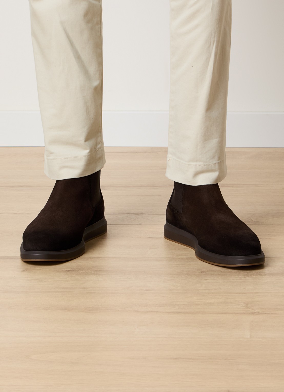 Magnanni Chelsea boot van suède - voorkant 3 donkerbruin