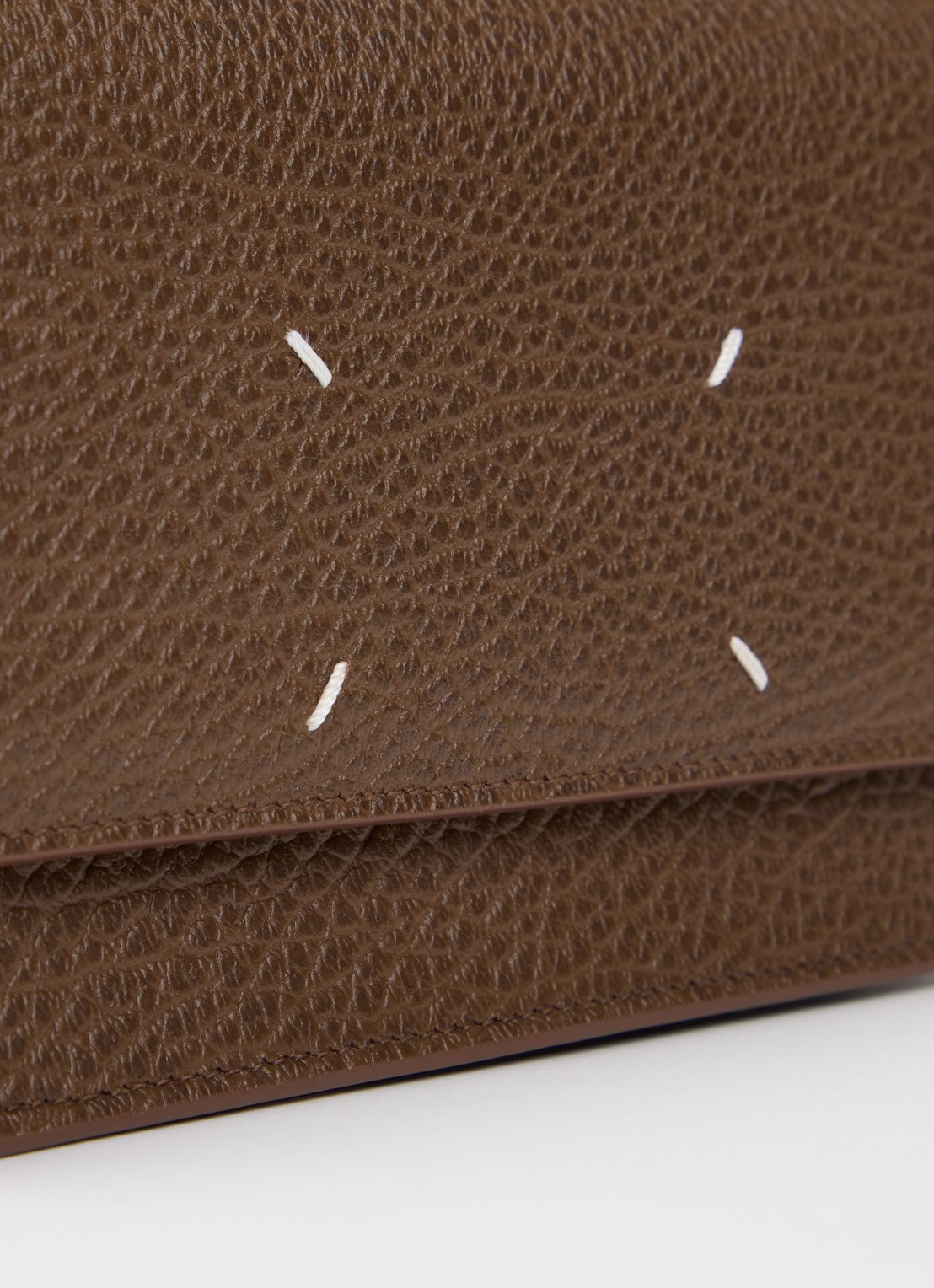 Maison Margiela Four Stitches clutch van kalfsleer met afneembare schouderriem - detail 5 donkerbruin