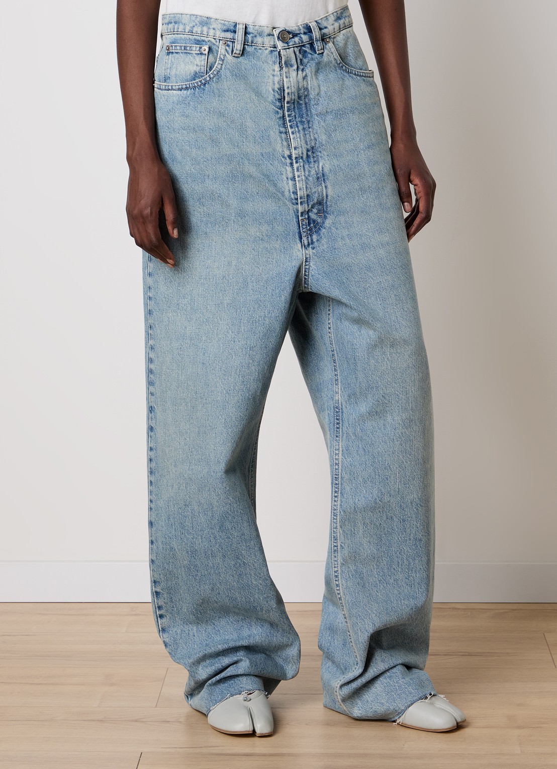 Maison Margiela High waist tapered jeans met steekzakken - detail lichtblauw