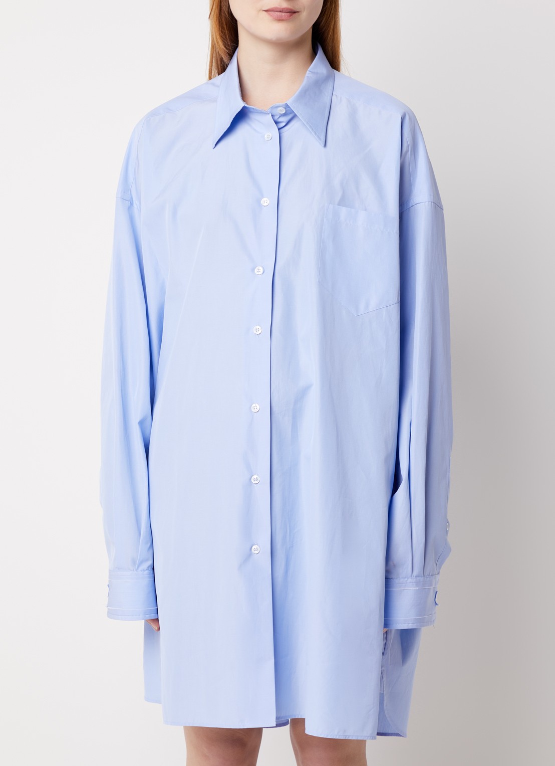 Maison Margiela Oversized mini blousejurk met borstzak - detail 2 lichtblauw