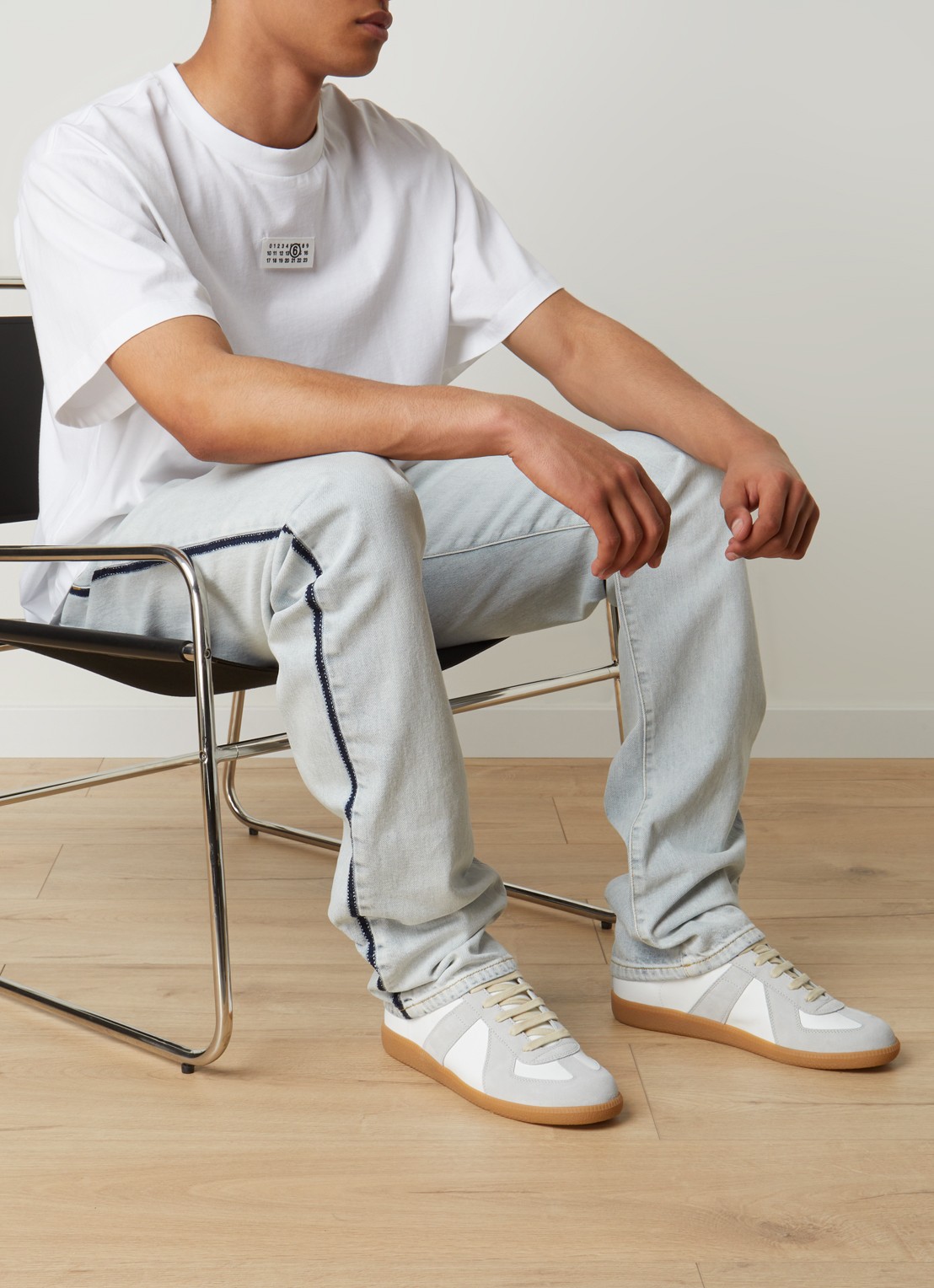 Maison Margiela Replica sneaker van kalfsleer met suède details - voorkant 7 gebroken wit