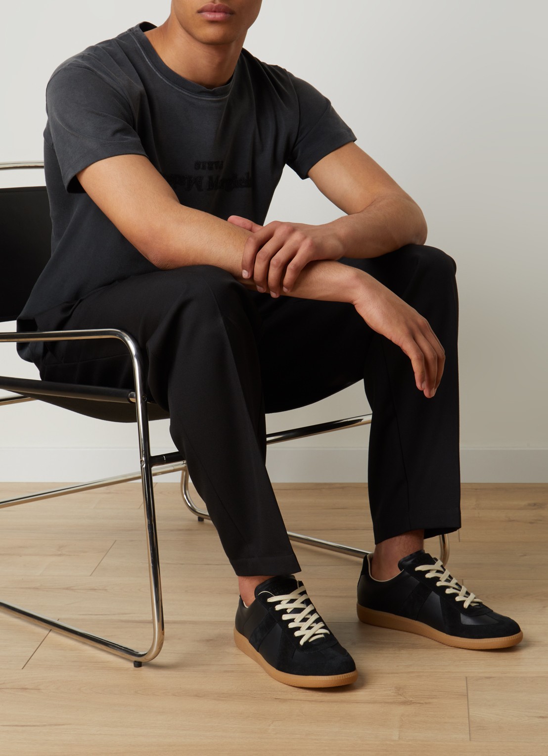 Maison Margiela Replica sneaker van lamsleer met kalfssuède details - voorkant 2 zwart