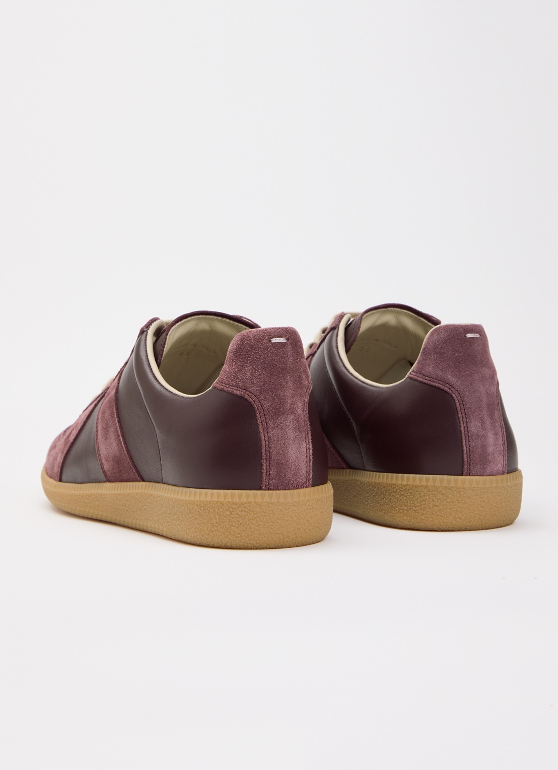 Maison Margiela Replica sneaker van lamsleer met kalfssuède details - achterkant bordeauxrood