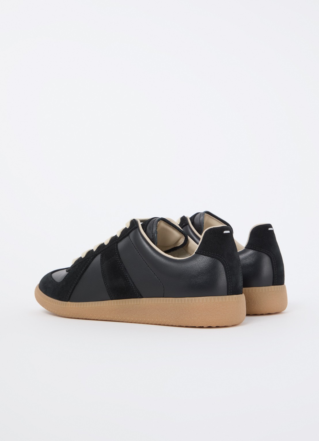 Maison Margiela Replica sneaker van lamsleer met kalfssuède details - achterkant zwart