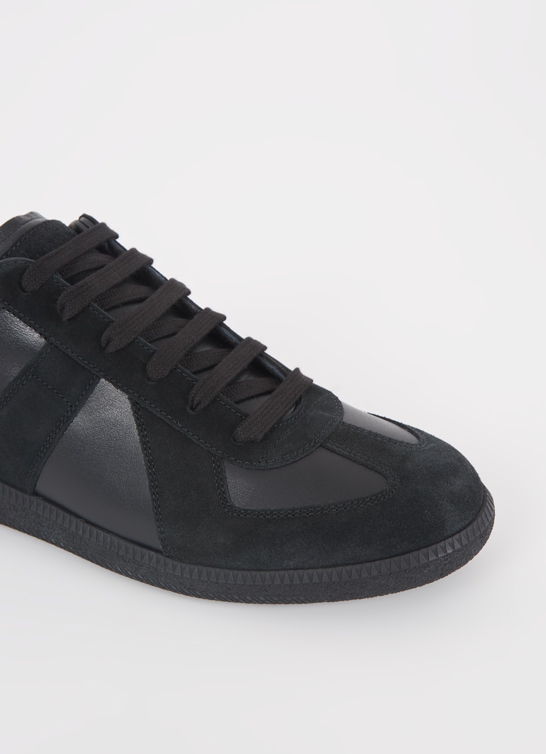 Maison Margiela Replica sneaker van lamsleer met suède details - detail 6 zwart