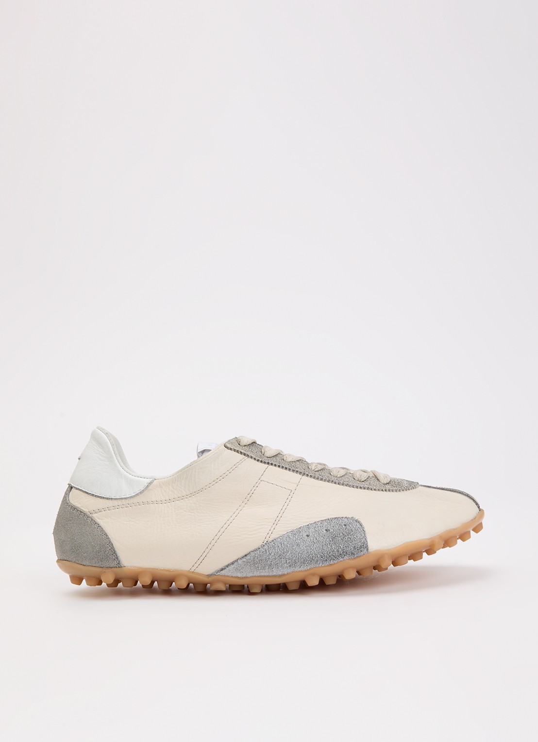 Maison Margiela Sprinters sneaker van kalfsleer met details van suède - voorkant gebroken wit