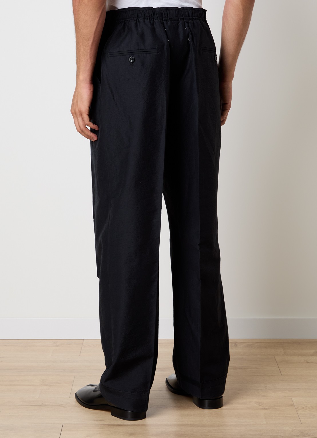 Maison Margiela straight fit broek in zijdeblend met steekzakken - achterkant blauw