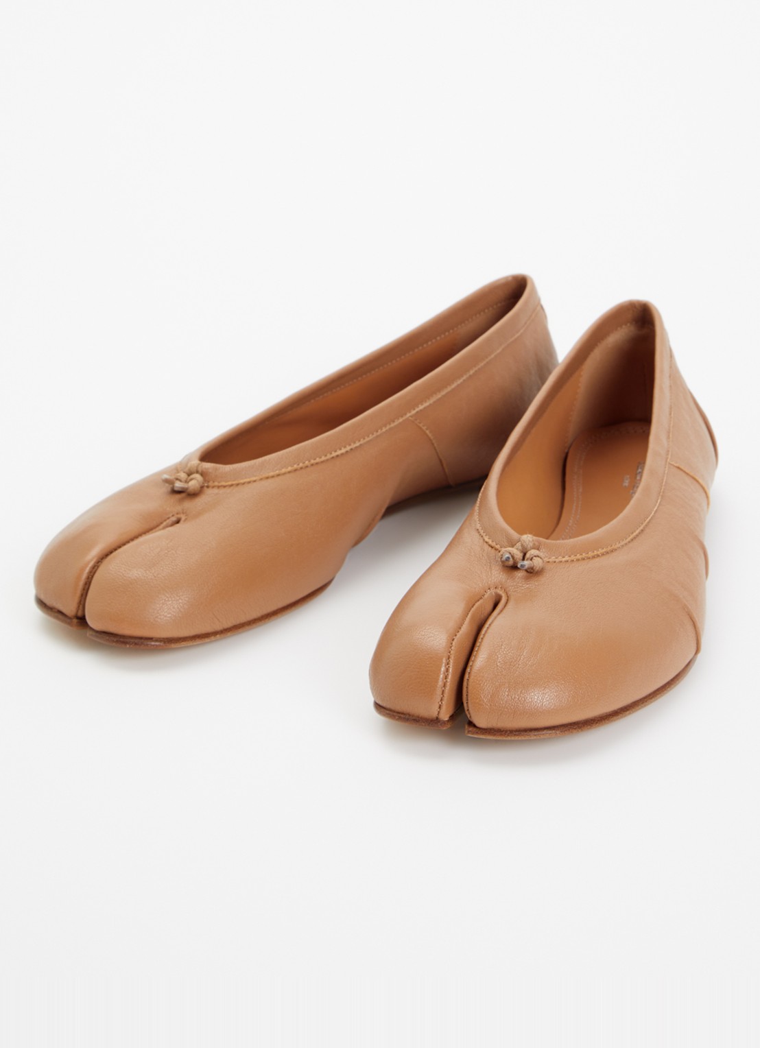 Maison Margiela Tabi ballerina van lamsleer met plooidetail - detail 3 camel