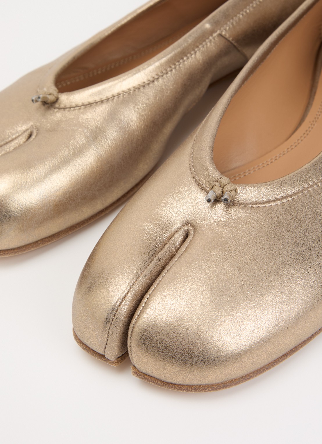 Maison Margiela Tabi New ballerina van geitenleer met metallic finish - detail 6 goud