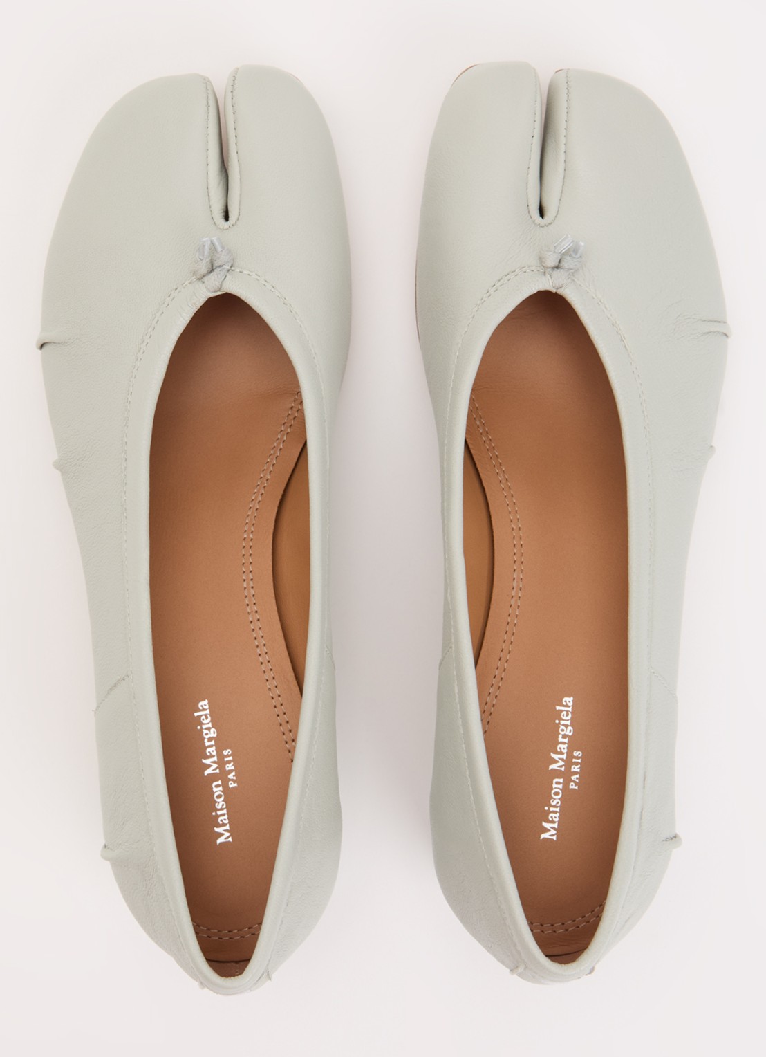 Maison Margiela Tabi pump van lamsleer - detail 2 lichtgrijs