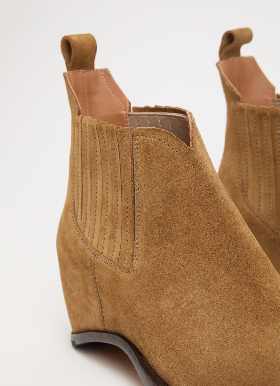 Maison Margiela Western Chelsea boot van suéde  - detail 5 lichtbruin