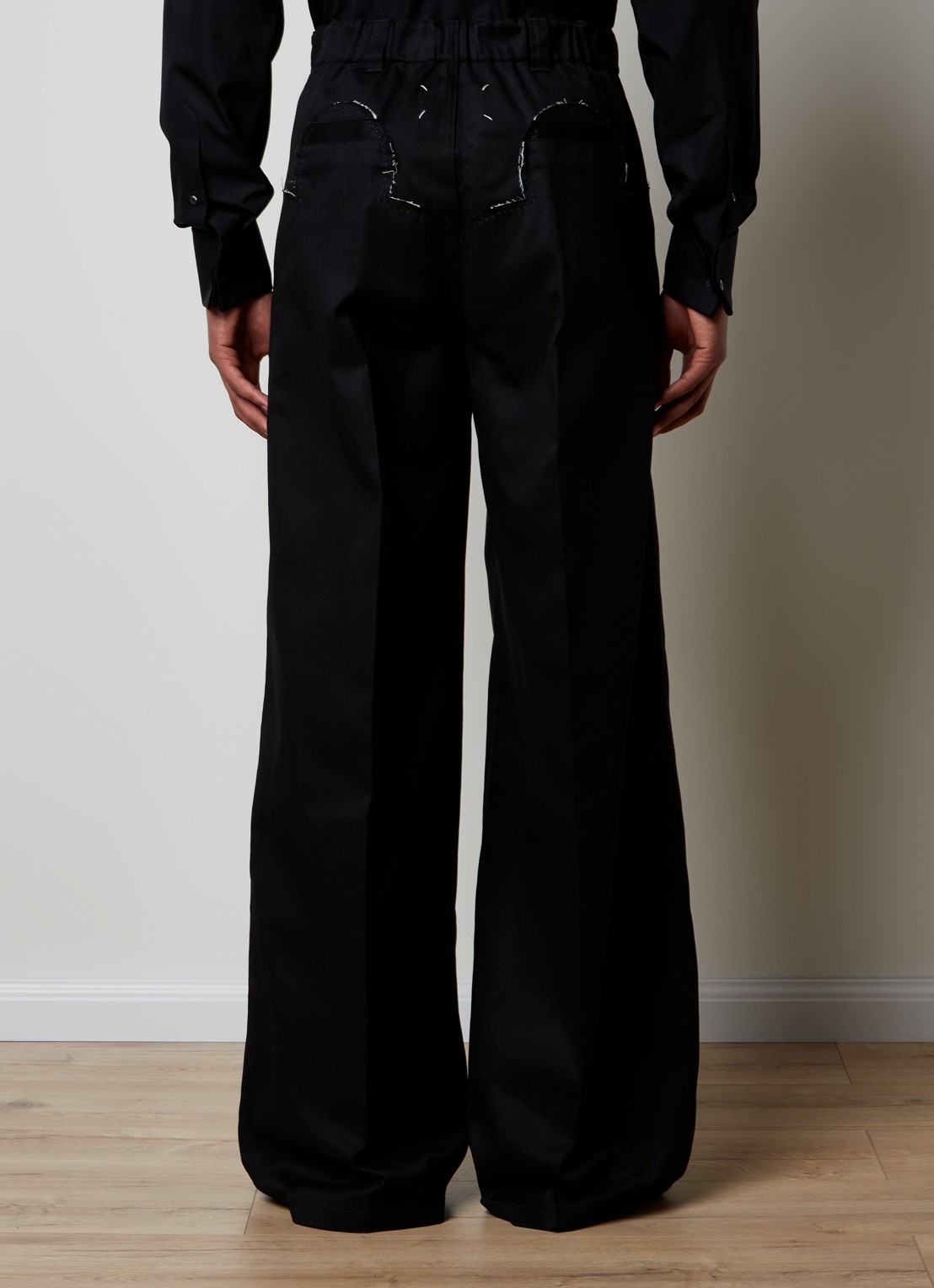 Maison Margiela Wide fit chino met plooidetail en steekzakken   - achterkant 4 zwart