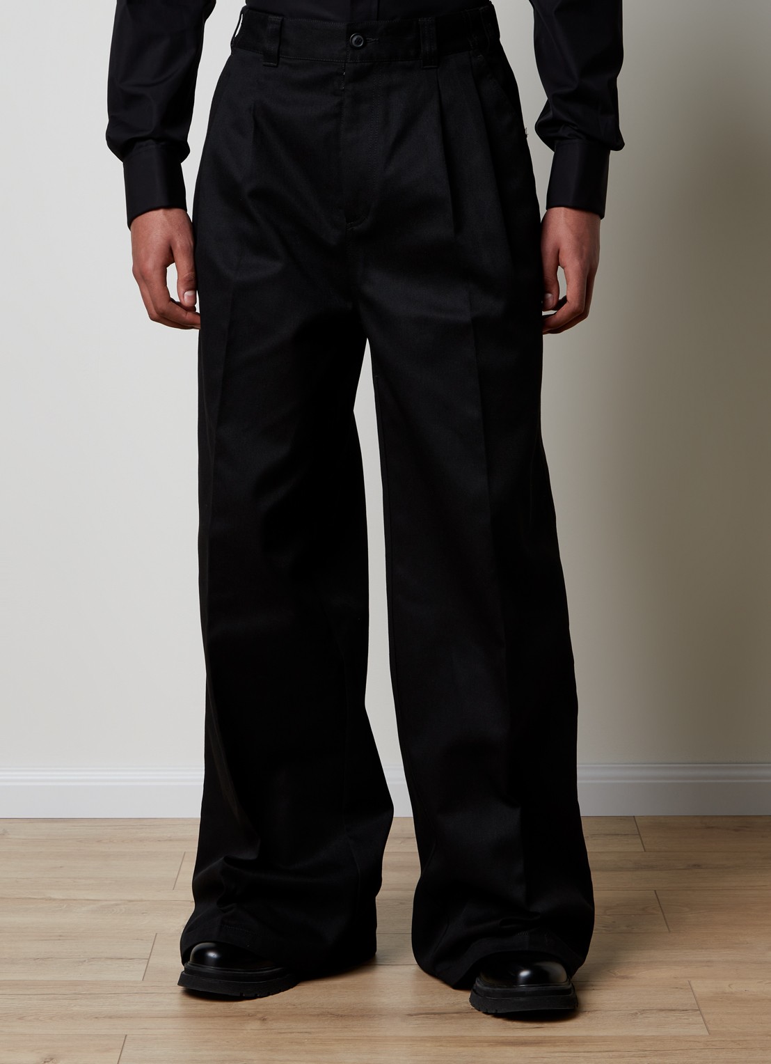 Maison Margiela Wide fit chino met plooidetail en steekzakken   - detail zwart