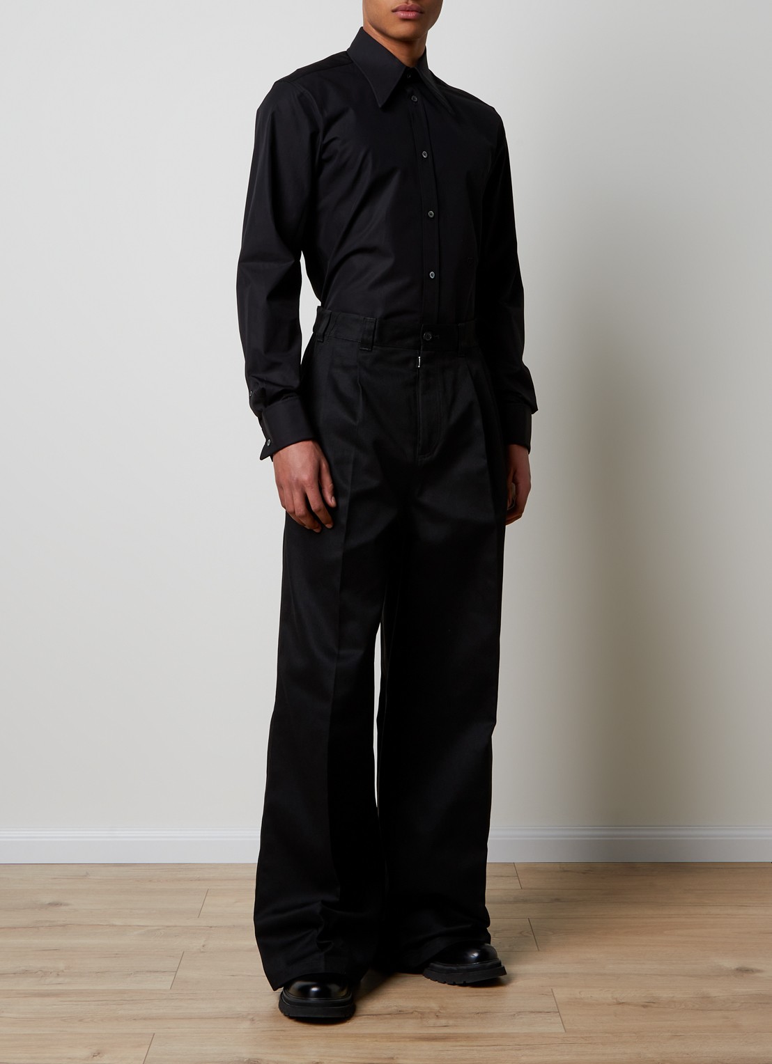 Maison Margiela Wide fit chino met plooidetail en steekzakken   - voorkant 6 zwart