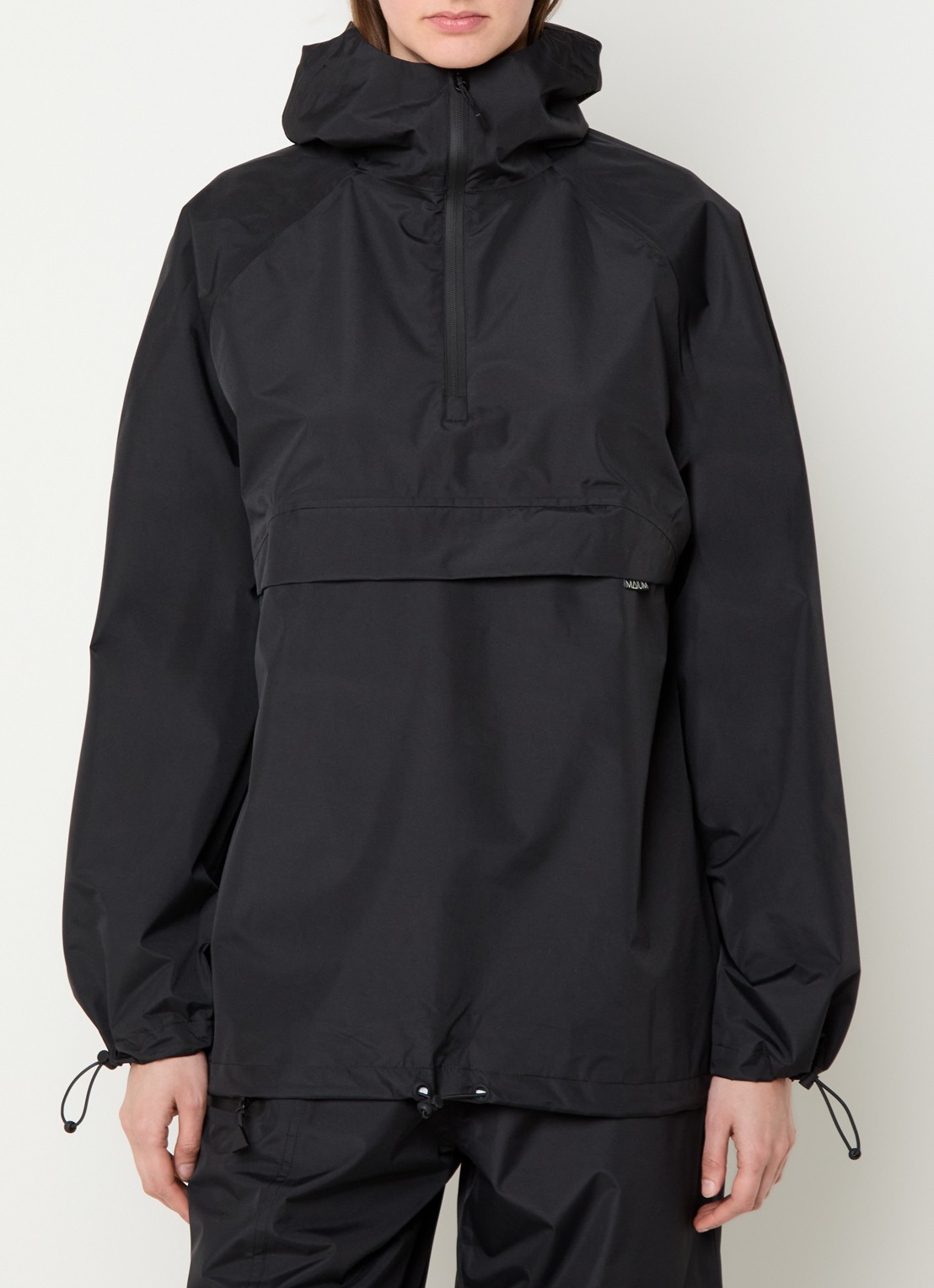 Maium Anorak met capuchon en ritszak  - detail zwart