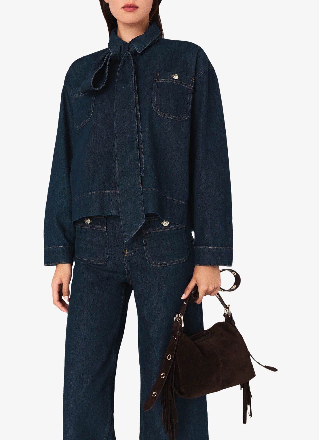 Maje Blouse van denim met sjaalkraag en opgestikte zakken  - detail indigo