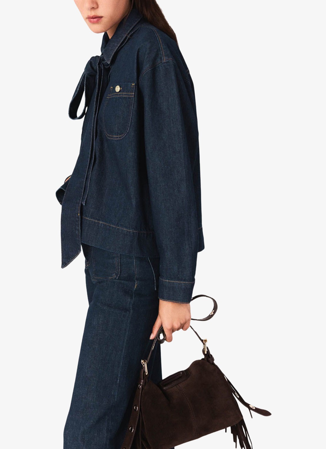 Maje Blouse van denim met sjaalkraag en opgestikte zakken  - detail 2 indigo