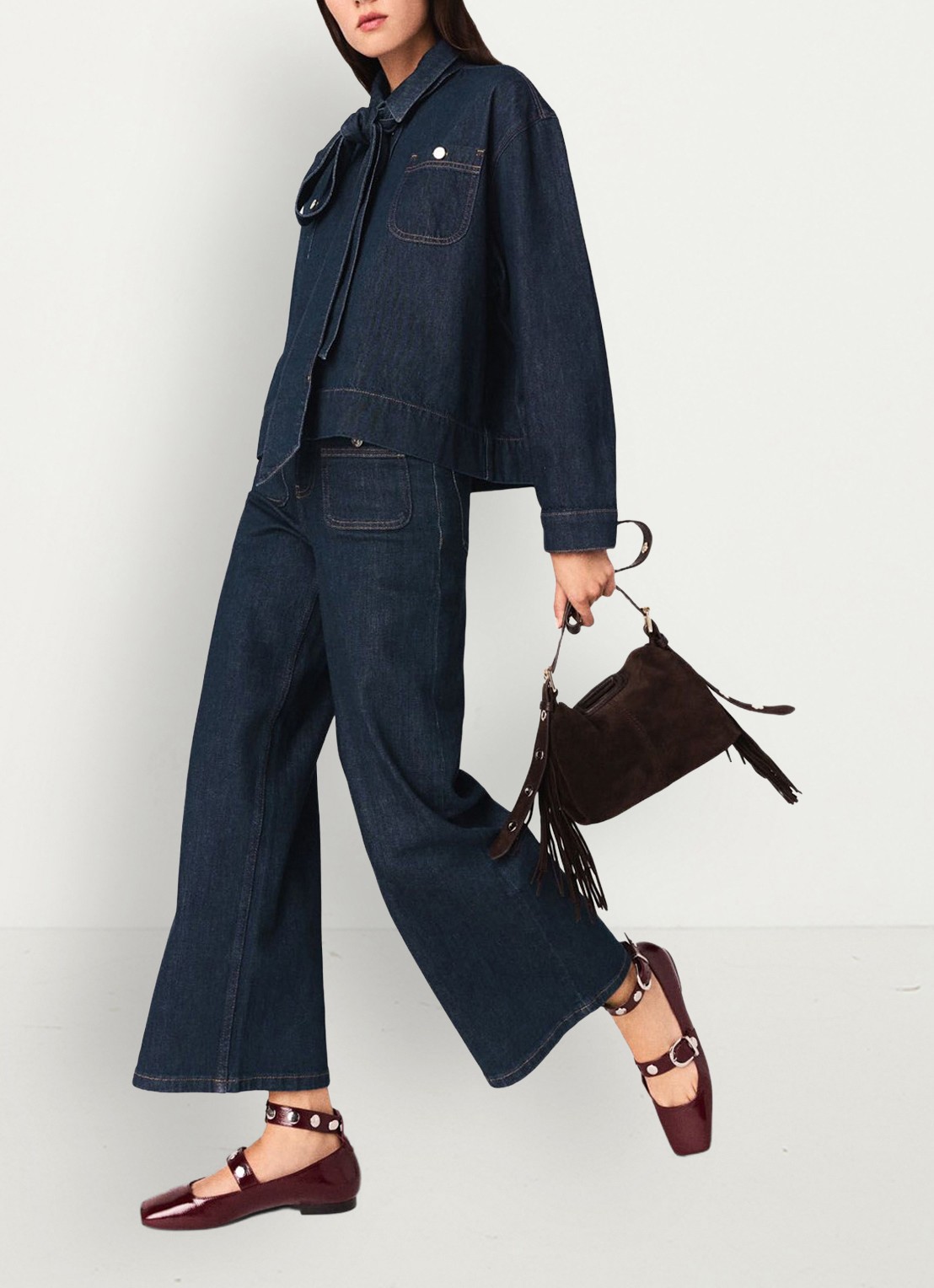 Maje Blouse van denim met sjaalkraag en opgestikte zakken  - detail 3 indigo