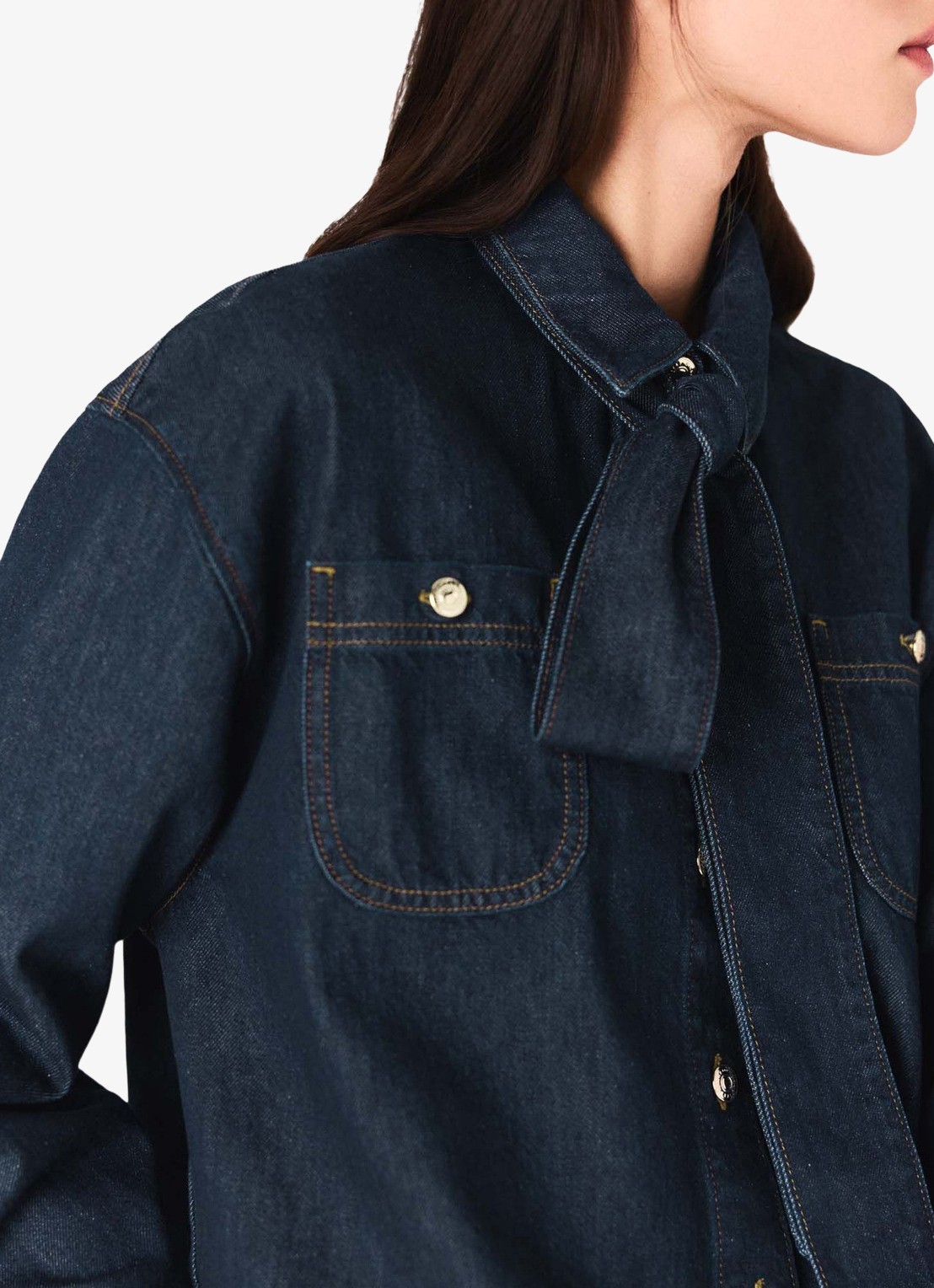 Maje Blouse van denim met sjaalkraag en opgestikte zakken  - detail 4 indigo
