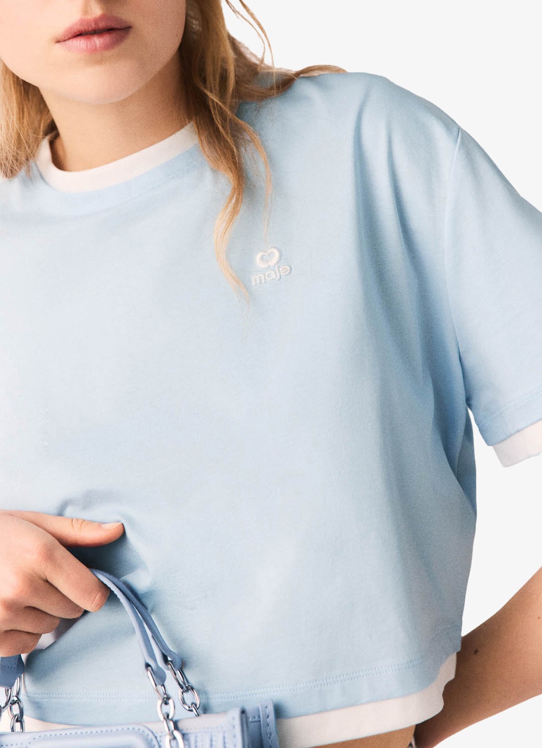 Maje Cropped T-shirt met logoborduring - detail 7 lichtblauw