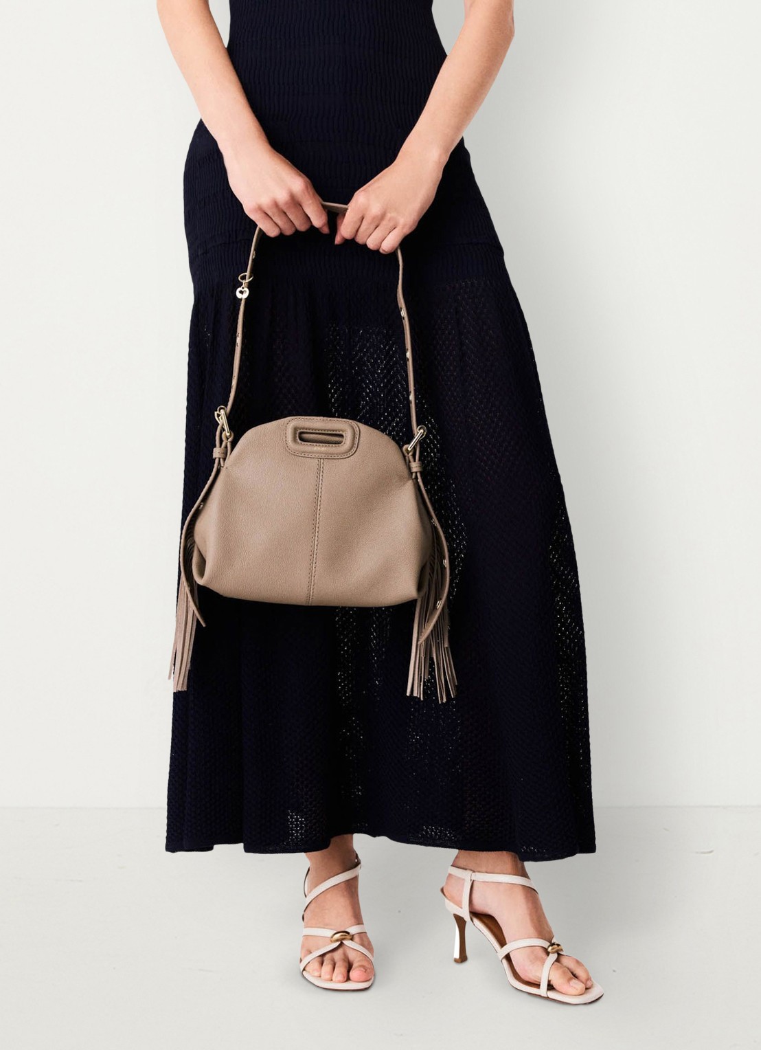 Maje Crossbodytas met logo - detail beige