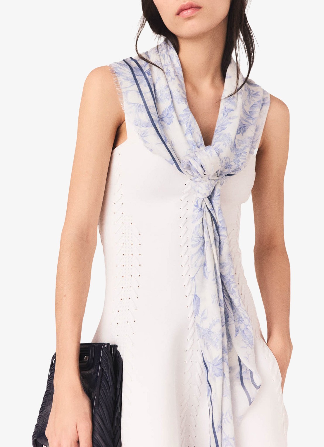Maje Echaleblue sjaal in wolblend met print 140 x 140 cm  - voorkant 3 lichtblauw