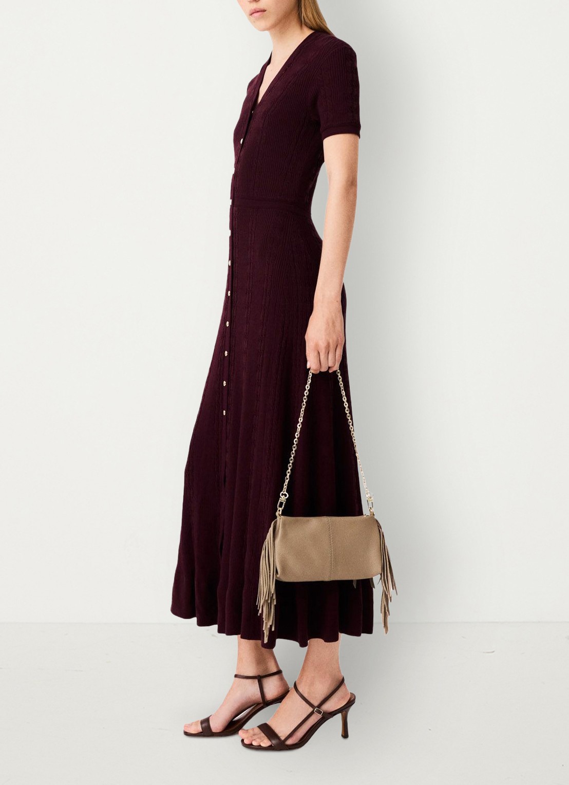 Maje Gebreide maxi-jurk met gouden knopen - detail bordeauxrood