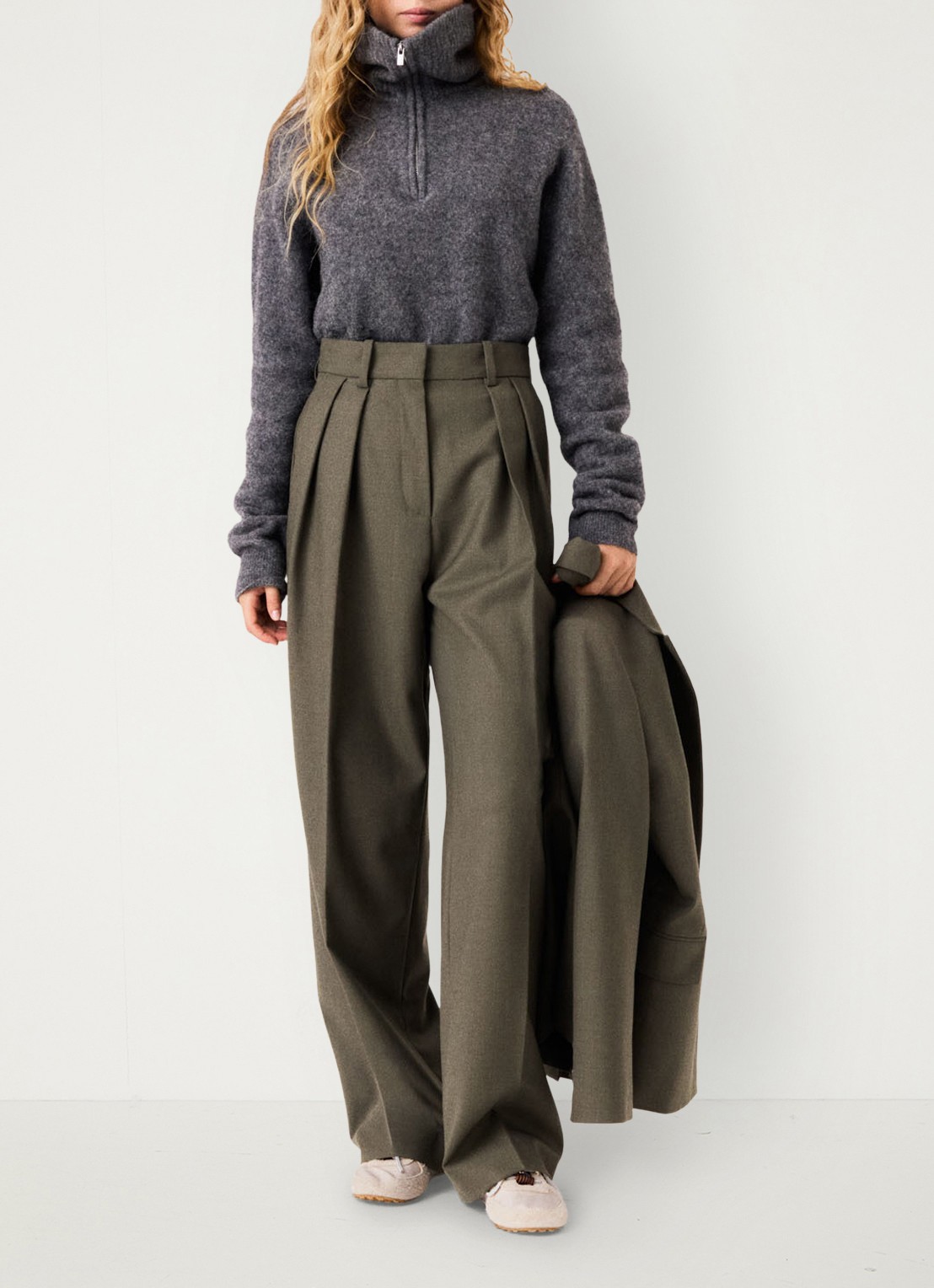Maje High waist wide fit pantalon in wolblend - voorkant 3 legergroen