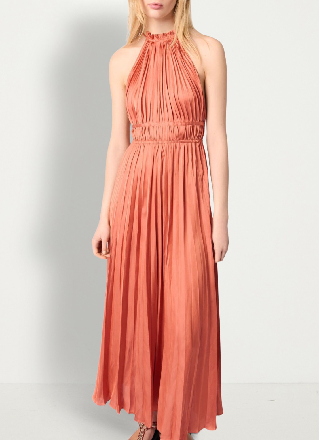 Maje Maxi jurk met plissé - detail 2 zalmroze