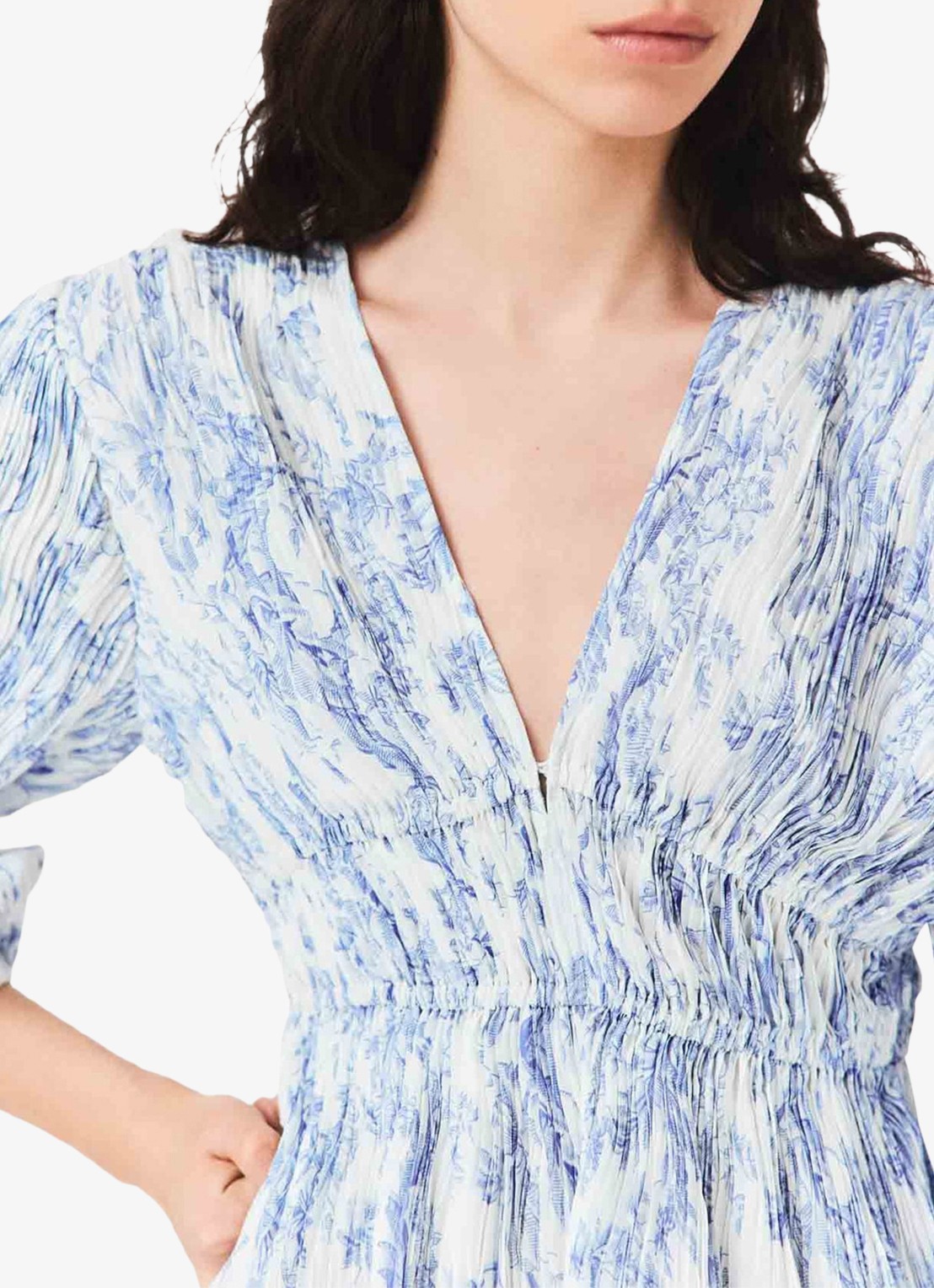Maje Mini jurk met smockwerk en V-hals - detail 8 blauw