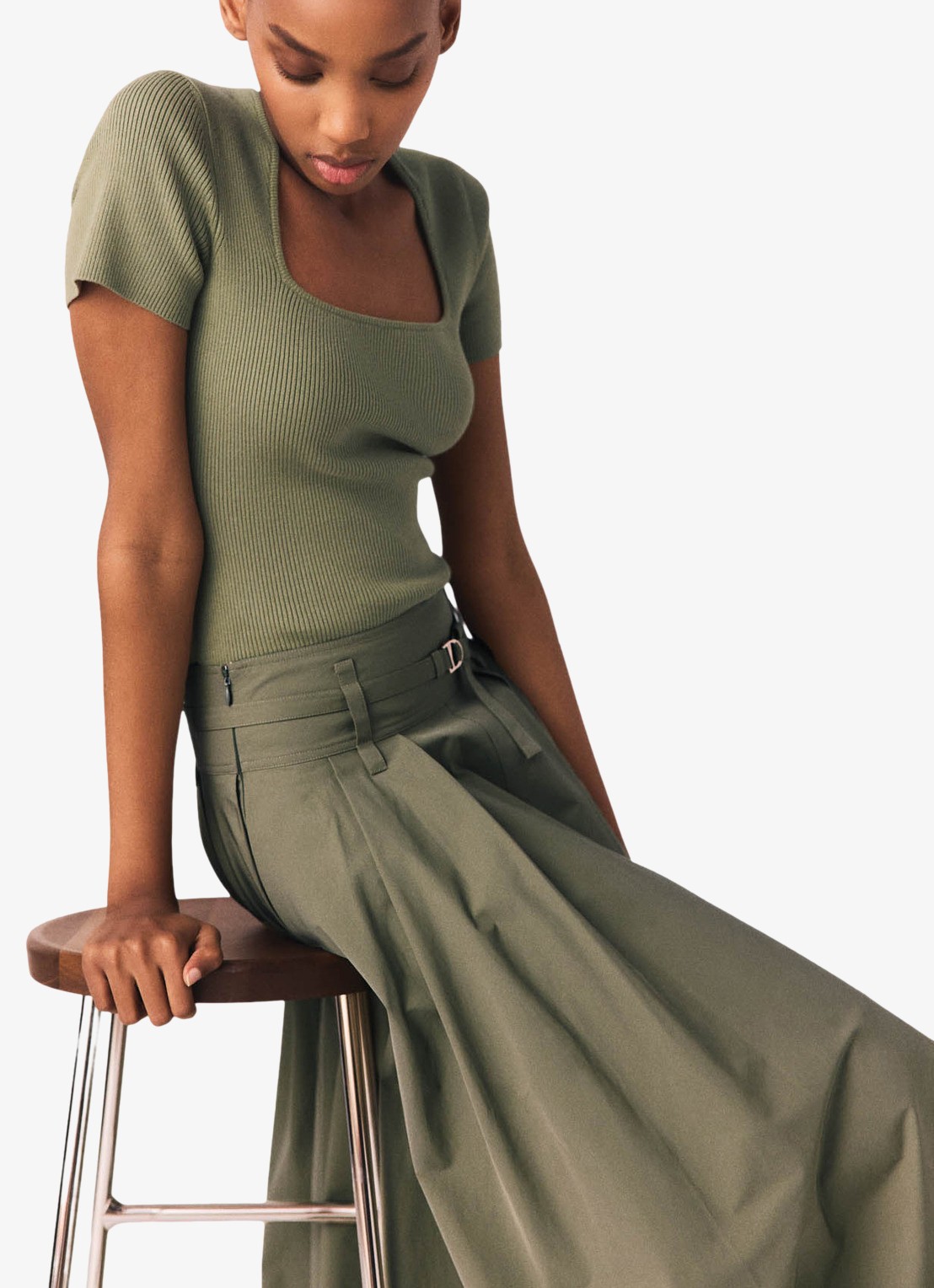 Maje Miyo ribgebreide trui met rechthoekige hals - detail 2 legergroen