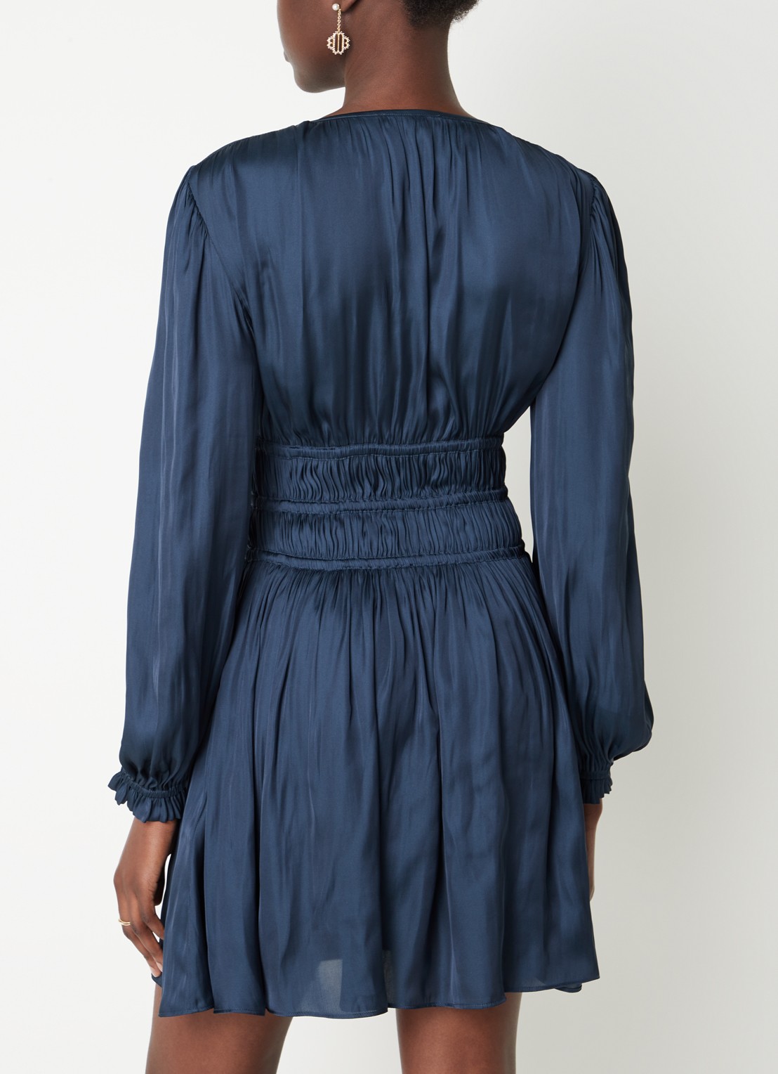 Maje Rianne mini jurk van satijn met ruches en smockwerk - achterkant donkerblauw