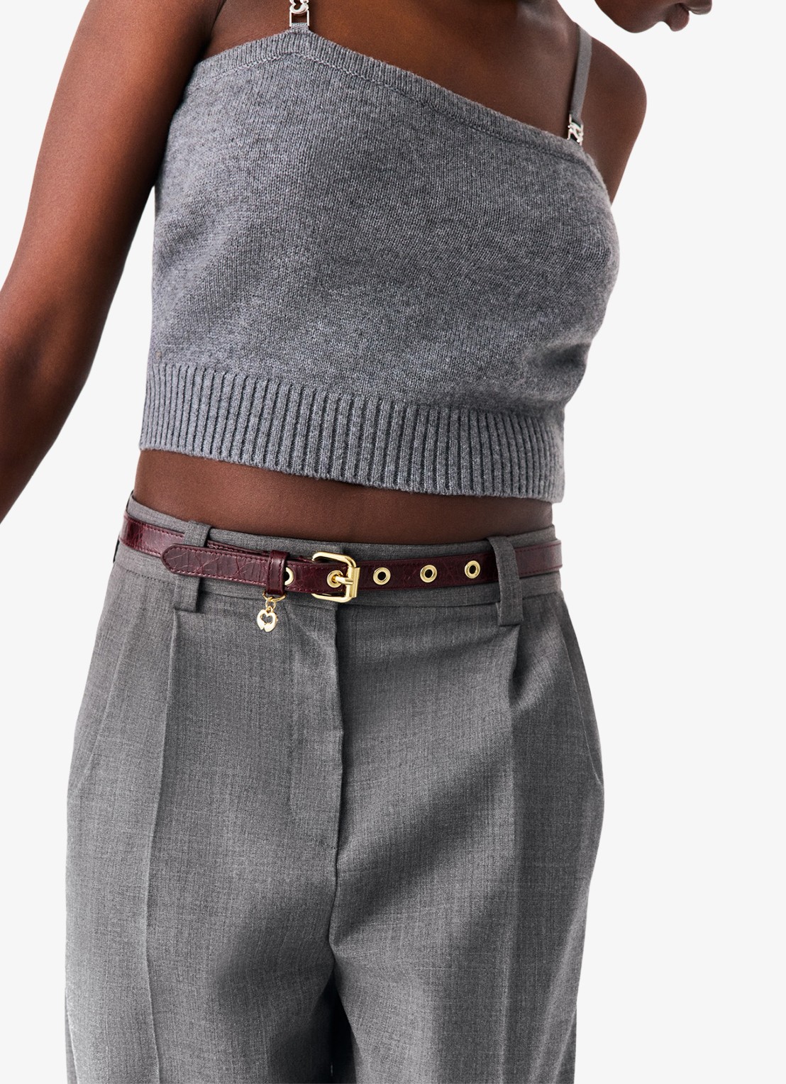 Maje Riem van koeienleer met charm - detail bordeauxrood