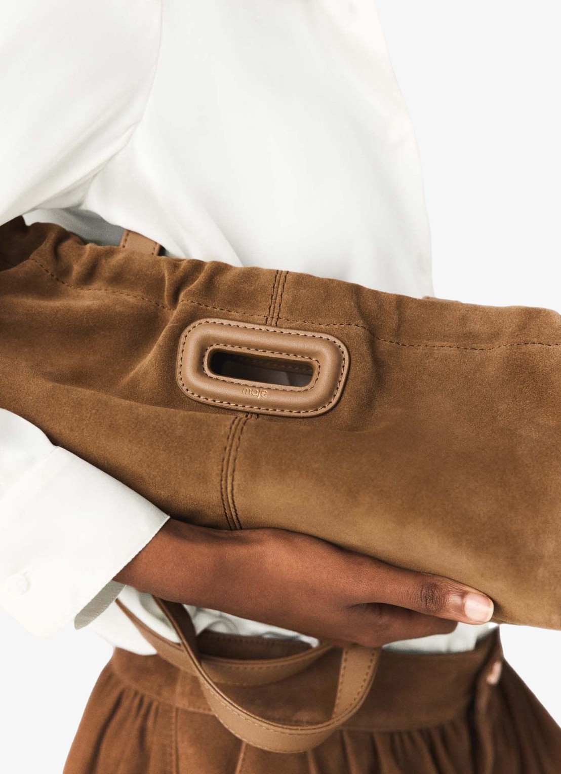 Maje Schoudertas met hanger - detail 5 camel