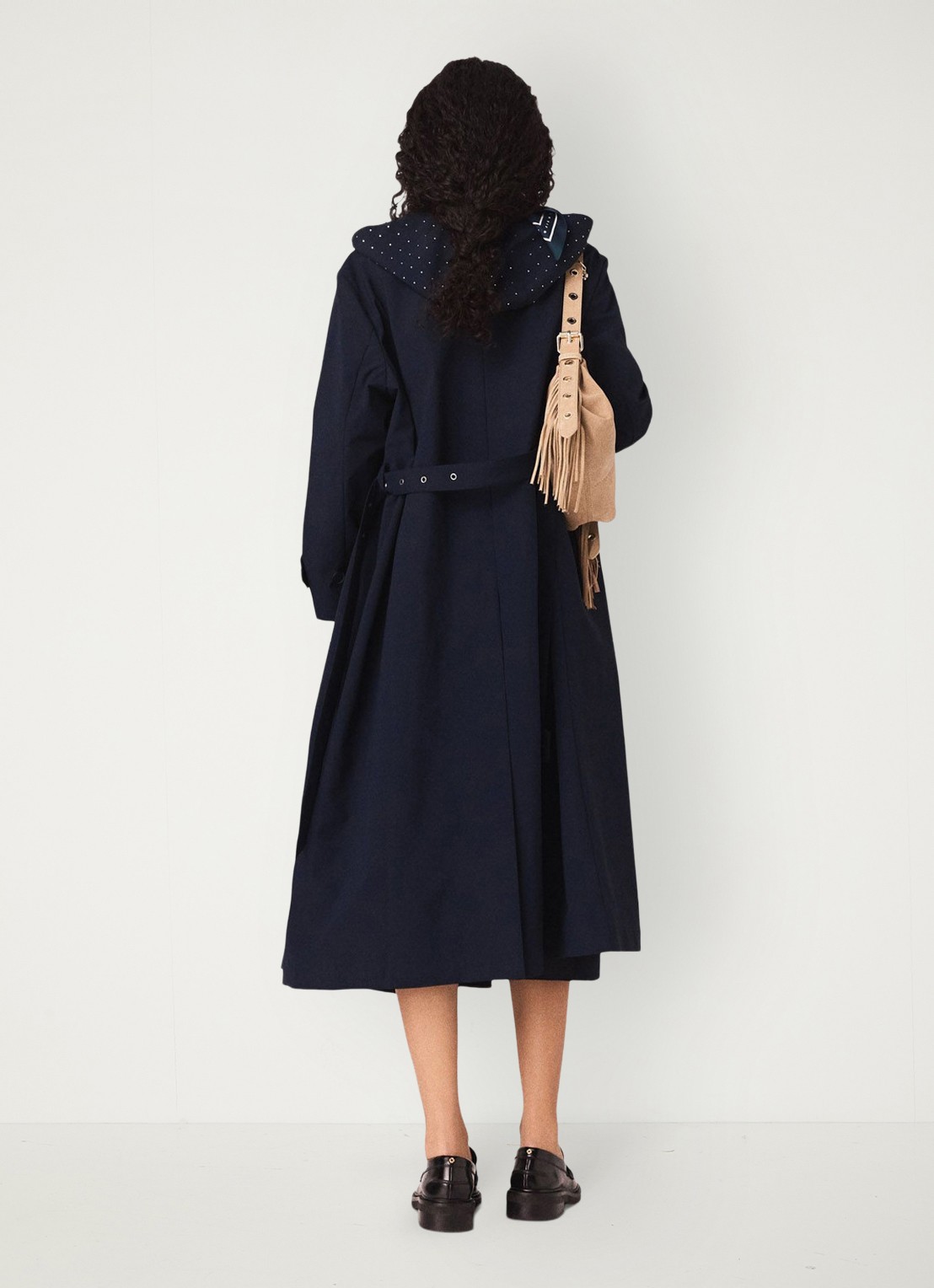 Maje Trenchcoat met ceintuur en afneembare capuchon - achterkant donkerblauw
