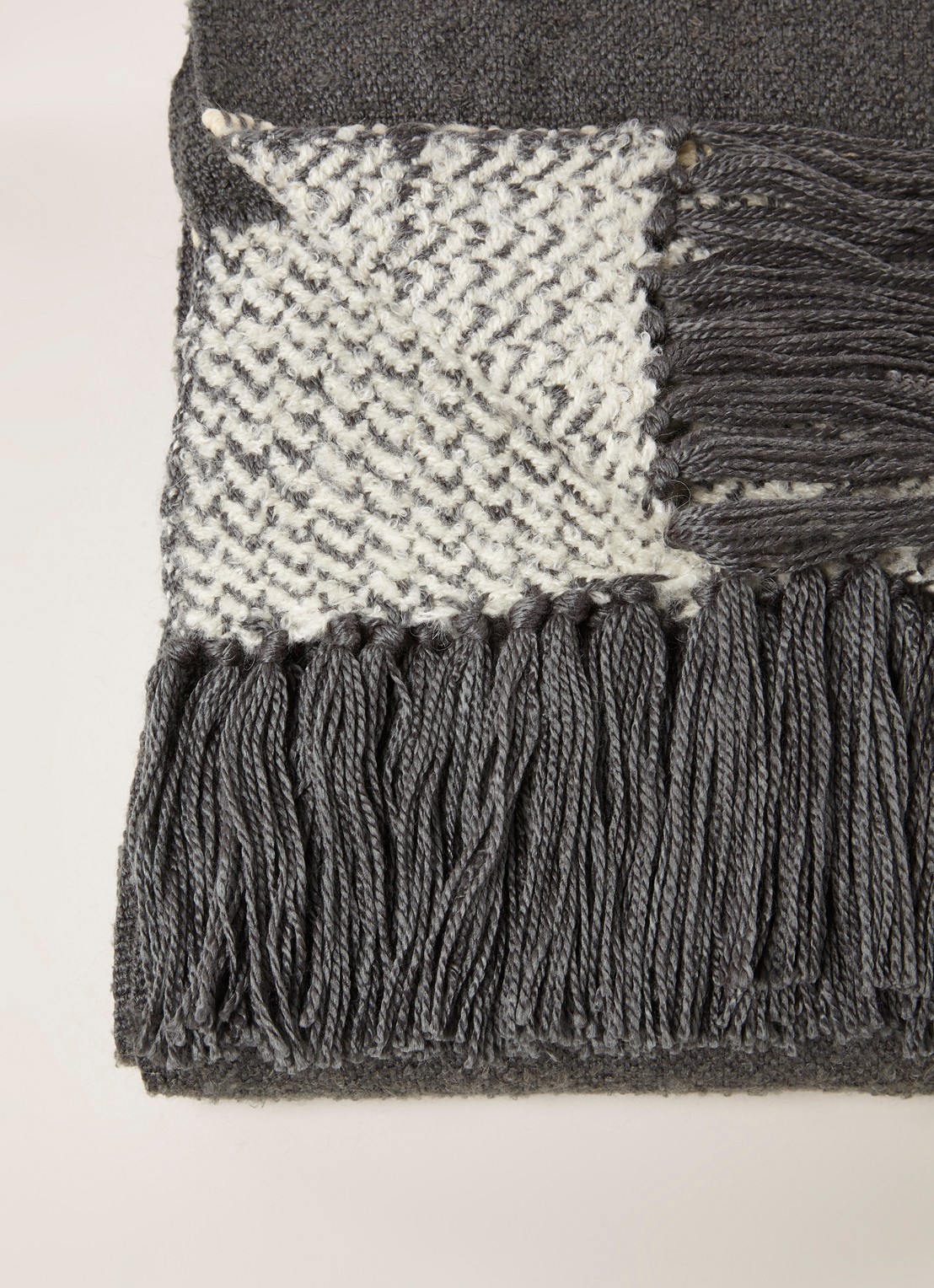 Malagoon Berber plaid in wolblend 150 x 125 cm  - detail grijs