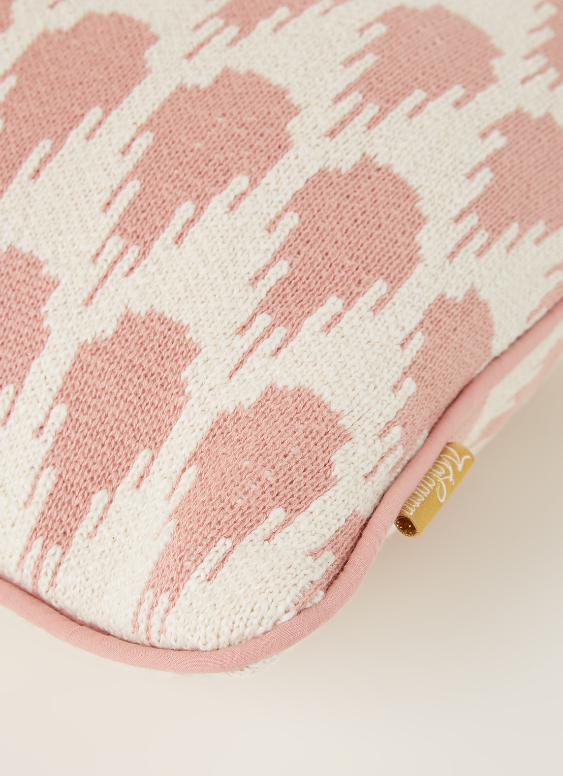 Malagoon Botanic sierkussen 35 x 60 cm - detail 3 roze